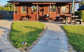 Cosy Countryside Log Cabin